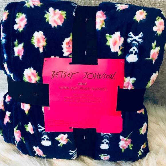 Betsey Johnson Navy Skull Pink Flower King Blanket - Picture 5 of 8